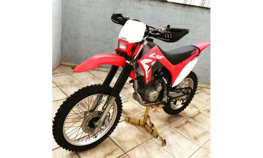 Roupa CRF250F no quadro da CRF230