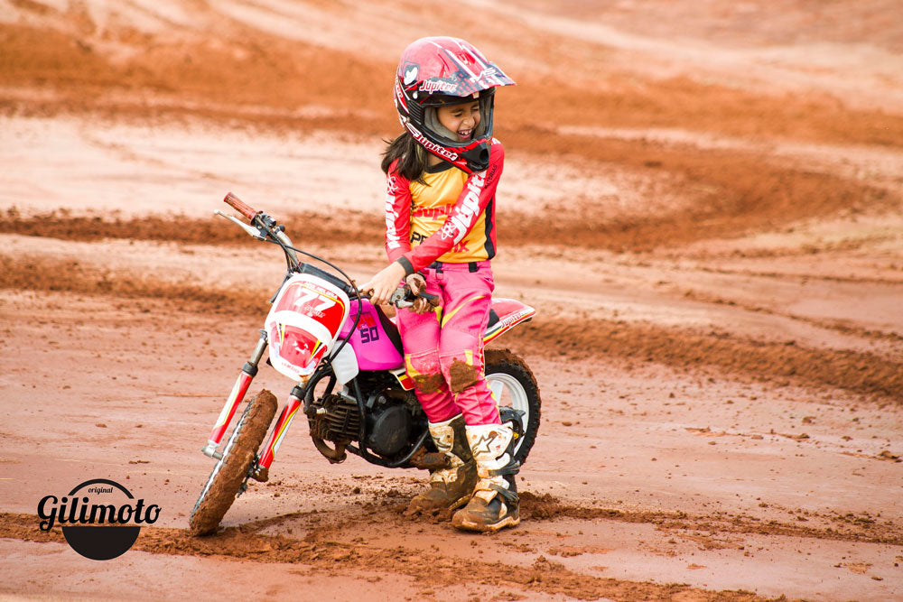 Piloto @ana.heloisa.77 testando o Tanque Gili para Mini Moto PW50 + Aletas Gili