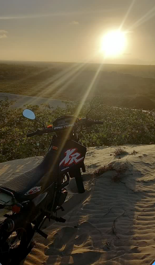 XR200 com tanque Gilimoto e o por do sol