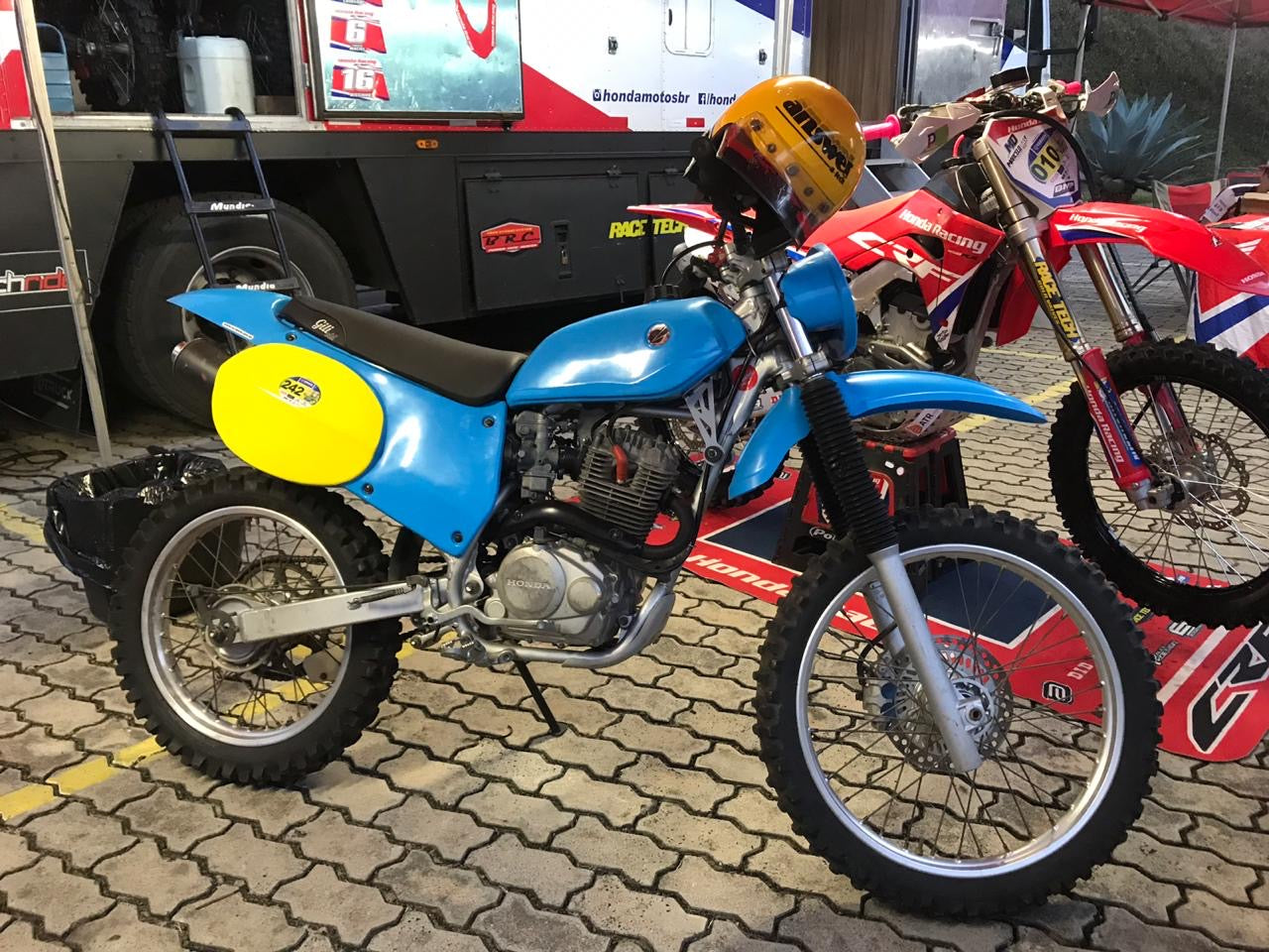 Old Cross Gili Kit - Retro look for trail bikes and CRF 230