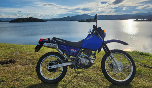 À toda prova! Tanque XR200 Gilimoto de 11 litros de autonomia nas paisagens da Colômbia