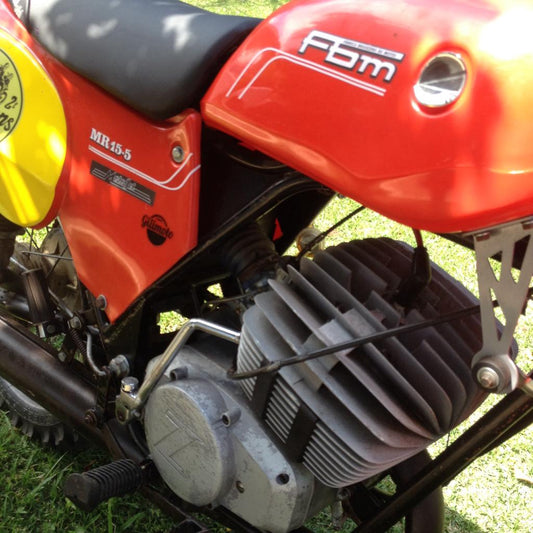 Moto FBM 125 com kit plástico Gili visual retrô