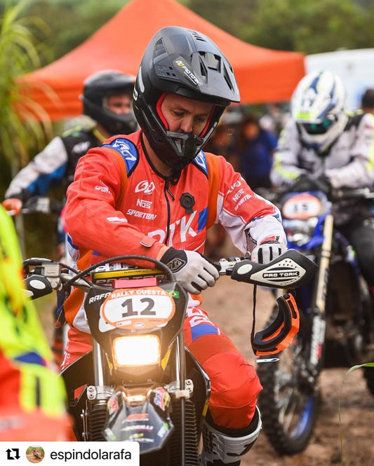 O piloto Rafa Espindola usa em sua CRF250f o tanque Gili com 9 litros de autonomia