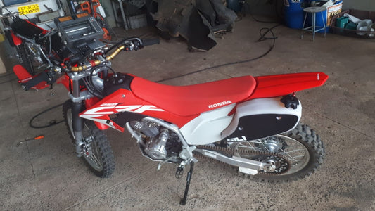 Moto Honda CRF250F com tanque auxiliar lateral GILIMOTO