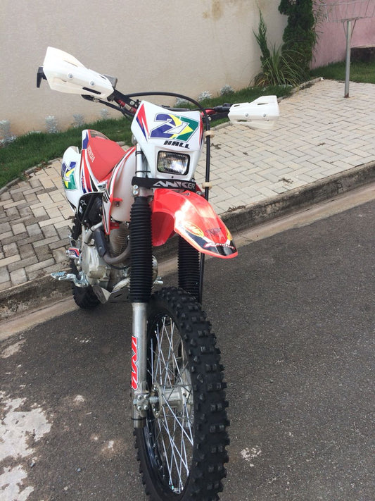 O cliente Harley Kramer montou sua CRF 230 com o tanque Gili na cor natural, e mandou a foto pra gente!